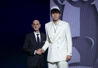 被NBA首轮选中的杨瀚森来自淄博，启蒙教练：希望他学好英语，早日立足NBA